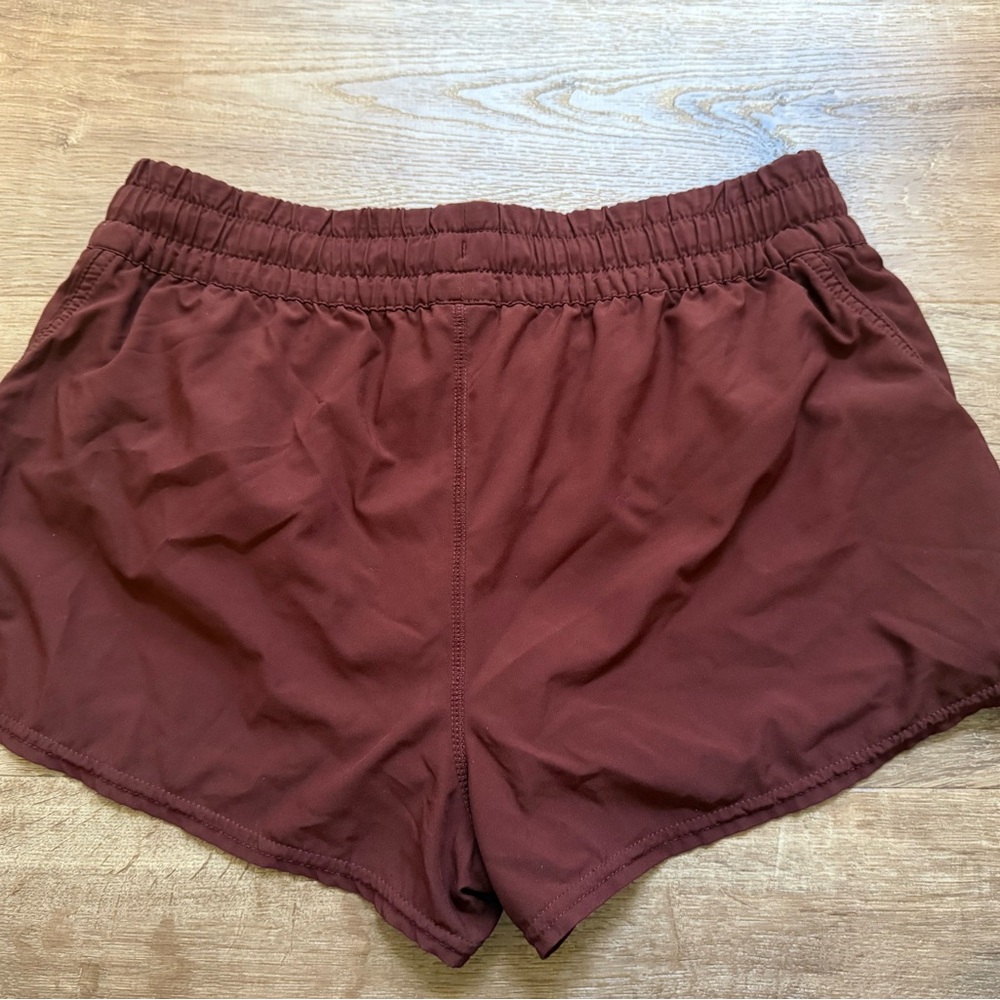 Vuori Clementine Short in Pinot/ Burgundy Size S Athletic Running Short - Picture 2 of 4
